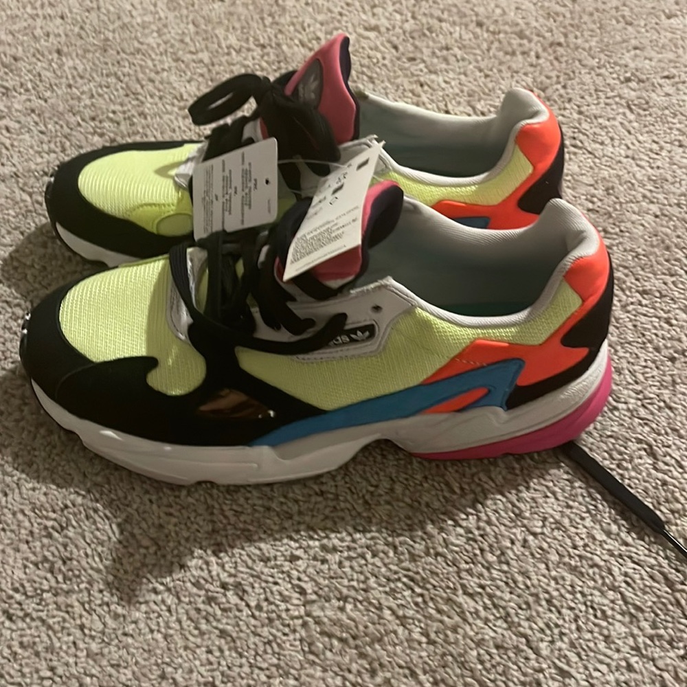 Adidas SHOE 👟 (NEW) Must Have 😘 (Springy, Summery KindA Style).. 👍🏾😘